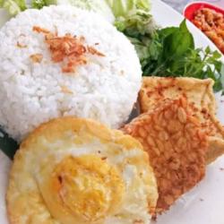 Nasi,tempe,terong,tahu,telur Mata/telur Dadar Sambal Lalapan Sayuran