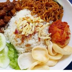 Nasi Uduk Telur Rendang