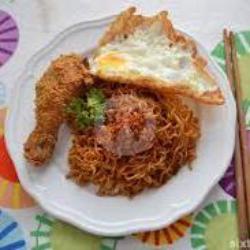 Indomie Goreng Jumbo   Ayam Goreng   Telor