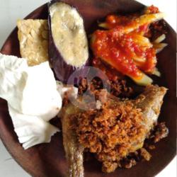 Ayam Goreng Sinjay(a)   Nasi   Sayur Lalap