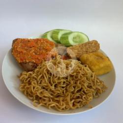 Mie Goreng Ayam Geprek Kumplit