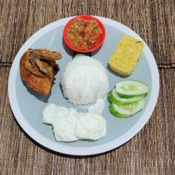 Gembul 1 Nasi Dada Goreng : Nasi Ayam Tahu/tempe Sambel Lalapan