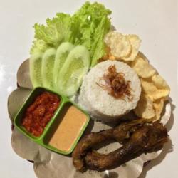 Nasi Uduk Khas Betawi Kepala Ceker Ayam Kampung Goreng