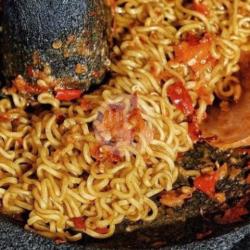 Indomie Ikan Asin Geprek Kremes