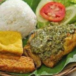 Nasi Ayam Lalapn Smbel Ijo ( Dada / Paha )