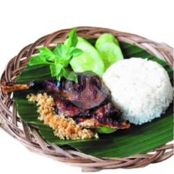 Nasi Bebek Bakar Kremes Lalapan Tempe Sambal Jontor