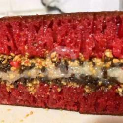 Red Velvet Pisang Kacang Coklat