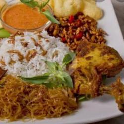 Nasi Uduk Ayam Goreng Tempe Orek Bihun Sambal Kerupuk