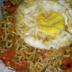 Mie Setan Bledug Telor Ceplok Sambel Merah