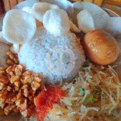 Nasi Uduk Telur Semur