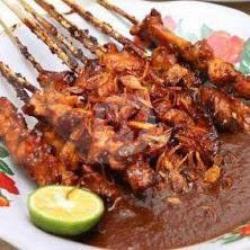 Sate Setengah Porsi (4 Tusuk Sate   2 Lontong Ketupat)