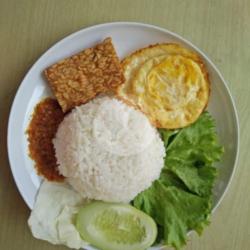 Lalapan Telur Ceplok Nasi