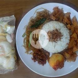 Nasi Uduk Kikil Dan Telor Balado