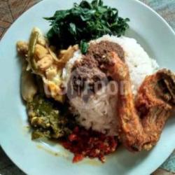 Nasi Ayam Kare Komplit   Es Teh