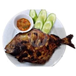 Bawal Hitam Bakar Sedang