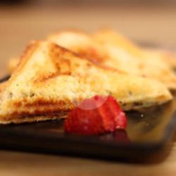 Roti Bakar Strawberry Keju