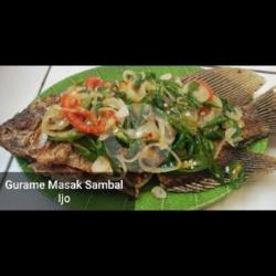 Gurame Masak Sambal Ijo   Nasi   Lalapan Sayur   Es Teh Manis Atau Hangat