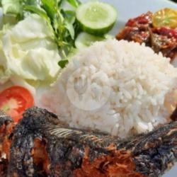 Nasi   Ikan Lele   Sambel  Lalapan