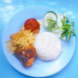 Nasi Ayam Bakar Paha Atas Lalapan   Tahu   Tempe