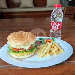 Paket Hemat Chicken Cheese Egg Burger   Air Mineral 330 Ml