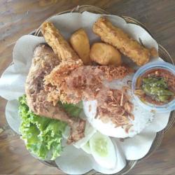 Nasi Putih   Ayam Goreng (paha)  Tahu Tempe