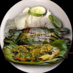 Pepes Ikan Bawal    Nasi