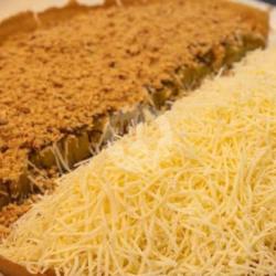 Martabak Setengah Keju-setengah Kacang