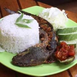 Nasi Uduk   Lele Goreng   Sambal   Lalap