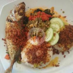 Nasi Dan Ikan Goreng Kembung Serundeng