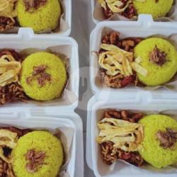 Nasi Kuning Dadar Telur Kumplit