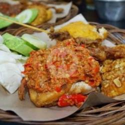 Nasi Ayam Gepuk Maknyuss