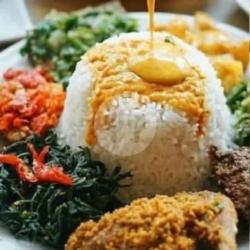 Nasi Ayam Gulai Telor Bulat Teh Manis Hangat/panas