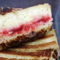 Roti Bakar Selai Strawberry