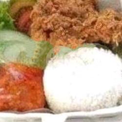 Ayam Geprek,nasi,lalapan, Timun, Sambal Air Mineral