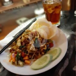 Kwetiau Goreng Gila (sosis, Ayam, Bakso)