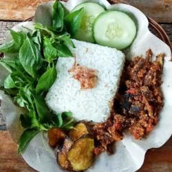 Nasi Sambal Welut Ndeso Terong Goreng Oseng Daun Paya/sayur Rebus Lalapan