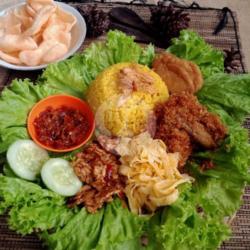 Nasi Kuning Ayam Serundeng Kumplit