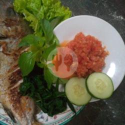 Ikan Krapu Bakar Nasi Lalapan Tahu Tempe  Sambal Mentah