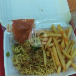 Kentang Goreng   Mie Goreng Jumbo   Este Manis