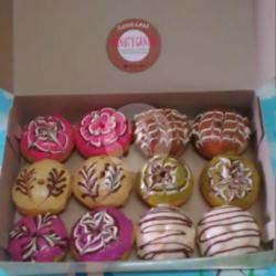 Donat Topping Strowberry,vanilla,tiramisu,cappucino,greentea,taro Isi 12 Pcs