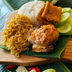 Ayam Penyet   Nasi   Indomie Goreng