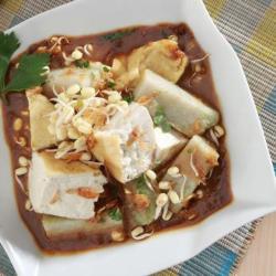 Lontong Tahu Kuah Kacang