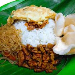 Nasi Uduk ( Orek   Bihun   Gorengan)