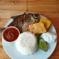 Ikan Gurame Goreng   Nasi   Lalapan   Tempe