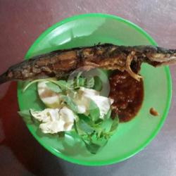 Nasik Uduk   Lele Goreng   Sambel   Lalapan