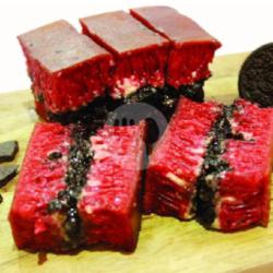 Red Velvet Cream Cheese Oreo