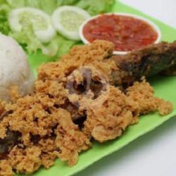 Ikan Lele Kremes   Nasi   Sambal   Kentang   Lalapan