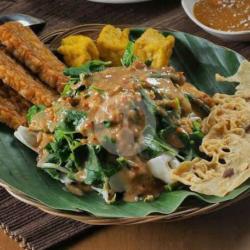 Pecel  Lontong/nasi