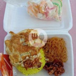 Nasi Uduk Kuning Telur Dadar