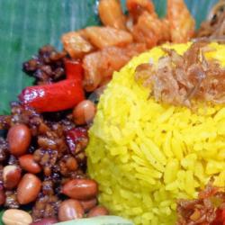 Nasi Kuning Kumplit Telor Puyuh